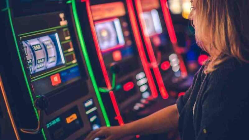 7 Benefits Of Playing Slot Machines Online